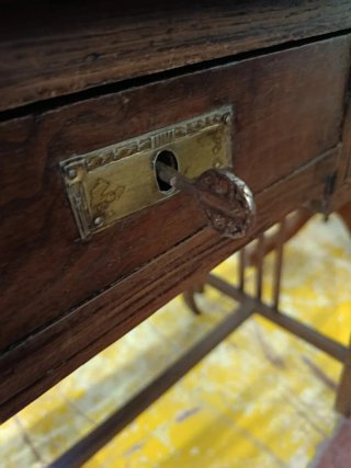 ANTIGUO TOCADOR O ESCRITORIO DE MADERA CON ESPEJO