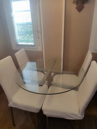MESA DE COCINA O TERRAZA CON CRISTAL Y 4 SILLAS