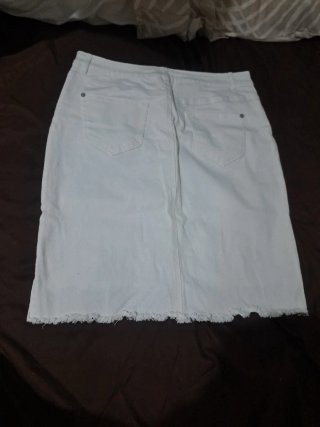 Falda vaquera blanca desgastada