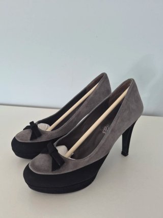 Zapatos de tacón grises y negros