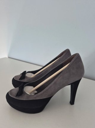 Zapatos de tacón grises y negros