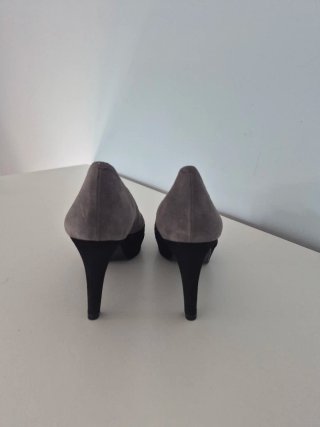 Zapatos de tacón grises y negros