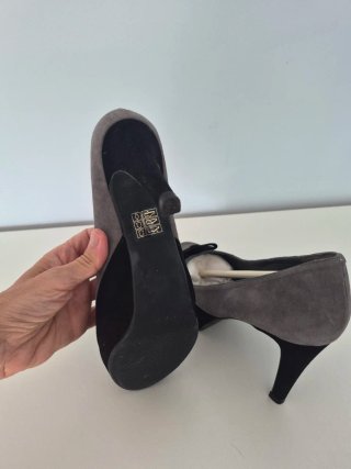 Zapatos de tacón grises y negros