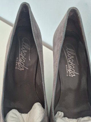 Zapatos de tacón grises y negros
