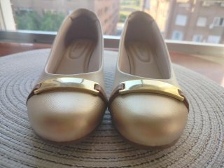 Zapatos Modaré cuña beige y dorado