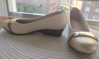 Zapatos Modaré cuña beige y dorado