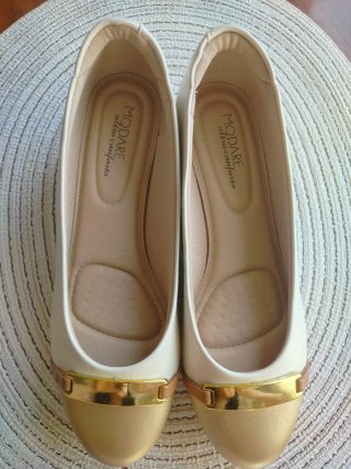 Zapatos Modaré cuña beige y dorado