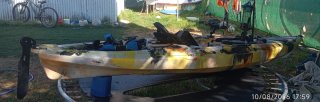 Kayak de pesca con accesorios está en rota