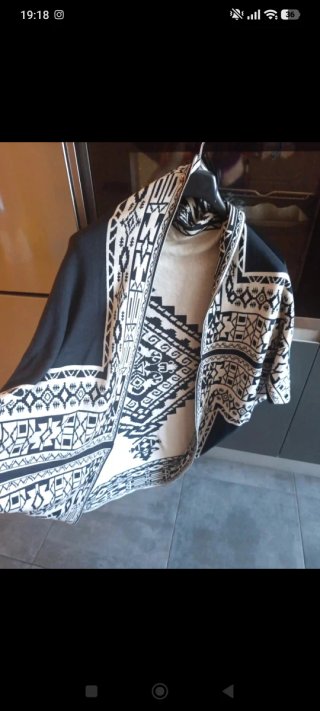Chaqueta Poncho Bershka Talla S