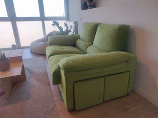 Sofá verde biplaza extraíble y reclinable + 2 pufs