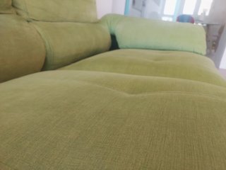 Sofá verde biplaza extraíble y reclinable + 2 pufs