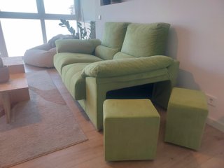 Sofá verde biplaza extraíble y reclinable + 2 pufs