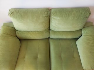 Sofá verde biplaza extraíble y reclinable + 2 pufs