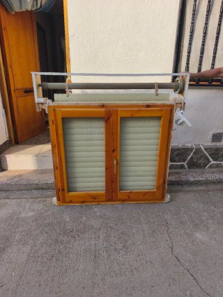 Ventana de madera con persiana