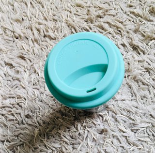 Taza de café para llevar con tapa