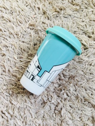 Taza de café para llevar con tapa