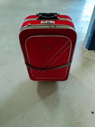 Maleta de viaje roja con ruedas