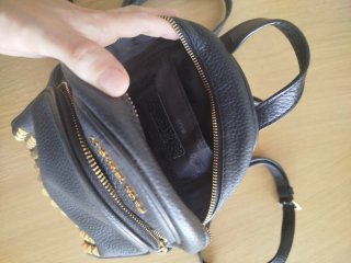 Mochila Michael Kors de piel con tachuelas doradas