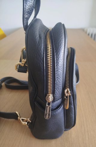 Mochila Michael Kors de piel con tachuelas doradas