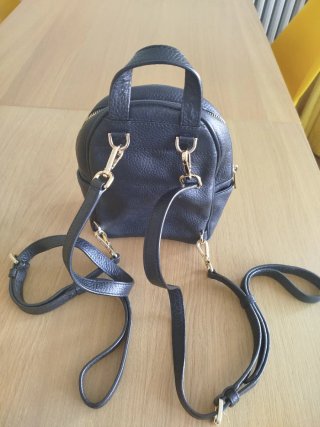 Mochila Michael Kors de piel con tachuelas doradas