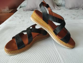 Sandalias negras efecto piel