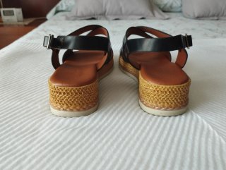 Sandalias negras efecto piel