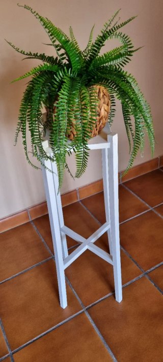 Mueble para plantas blanco y mimbre