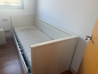 Cama individual blanca con cajones