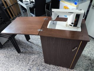 Máquina de coser eléctrica y con opción manual.