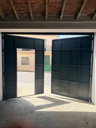 Puerta de garaje de hierro