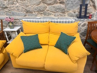 Conjunto salón-comedor: Sofá y mesa