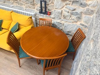 Conjunto salón-comedor: Sofá y mesa