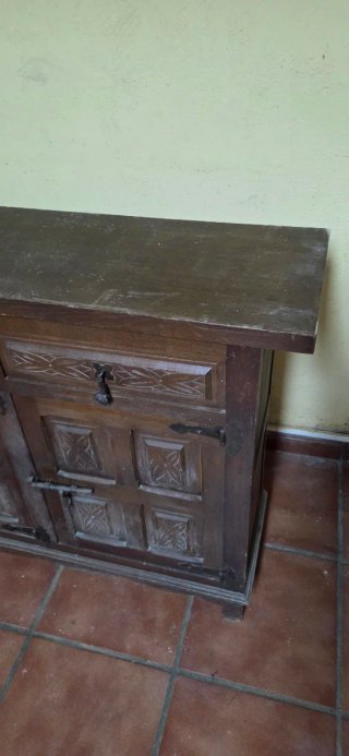 Mueble antiguo de madera.  Estilo castellano.