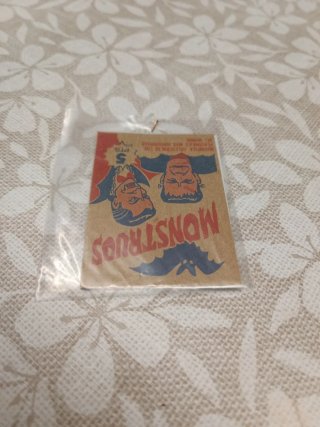 Sobre de cromos Monstruos sin abrir
