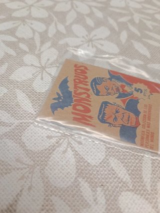 Sobre de cromos Monstruos sin abrir