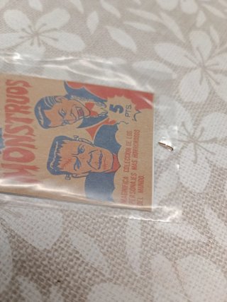 Sobre de cromos Monstruos sin abrir