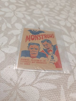 Sobre de cromos Monstruos sin abrir