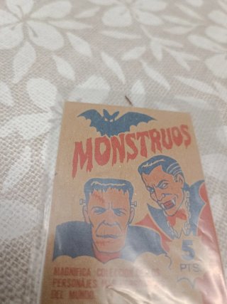 Sobre de cromos Monstruos sin abrir