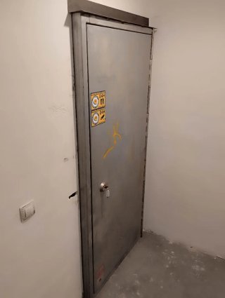 Puerta anti okupa metálica