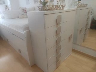 Cómoda de madera blanca
