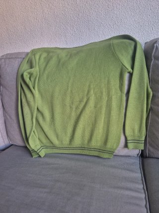 Jersey verde con cuello pico, uniforme dioces.T.14