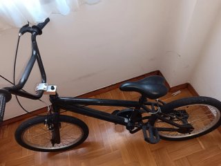 Bicicleta BMX negra casi nueva