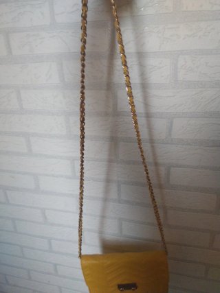 Bolso Mango amarillo con cadena dorada