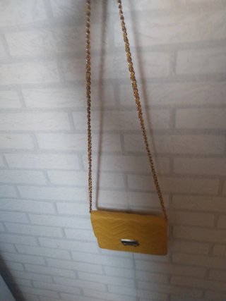 Bolso Mango amarillo con cadena dorada