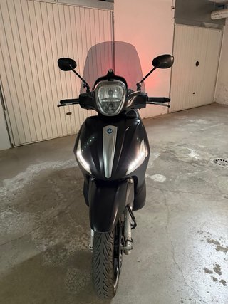 Piaggio Beverly 350 Negra