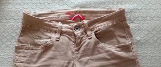 Pantalón pitillo beige