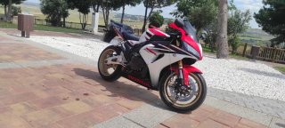Honda CBR 1000RR Roja y Blanca