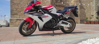 Honda CBR 1000RR Roja y Blanca