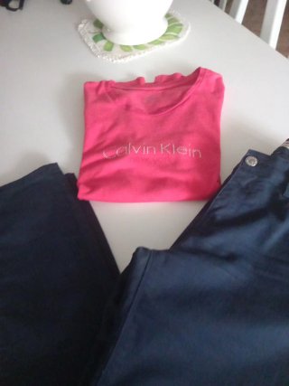 Conjunto Camiseta de Calvin Klein con Pantalón