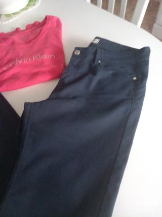 Conjunto Camiseta de Calvin Klein con Pantalón